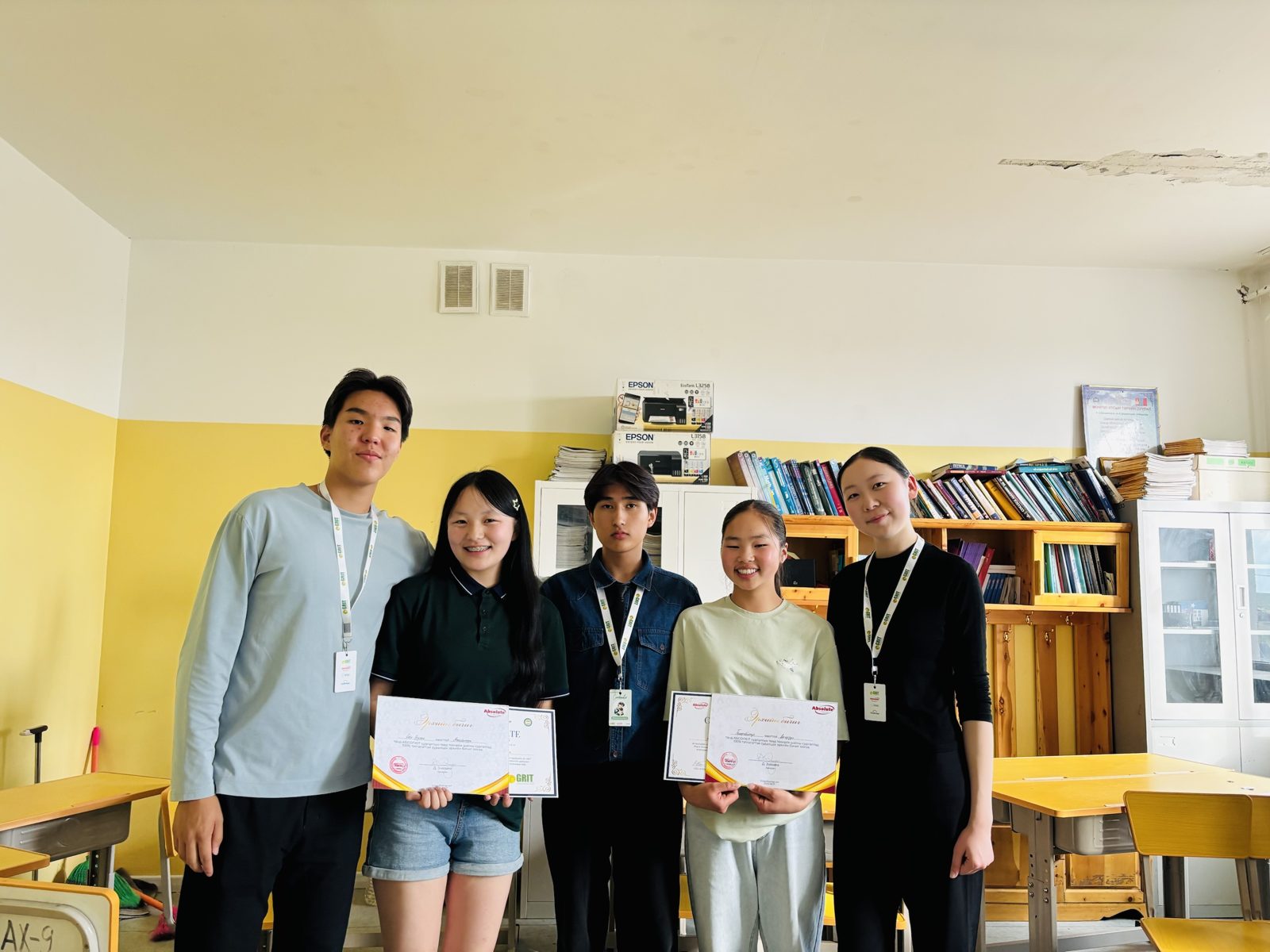 GRIT EDU students who won a 100% scholarship from Absolute School of English, with GRIT teachers