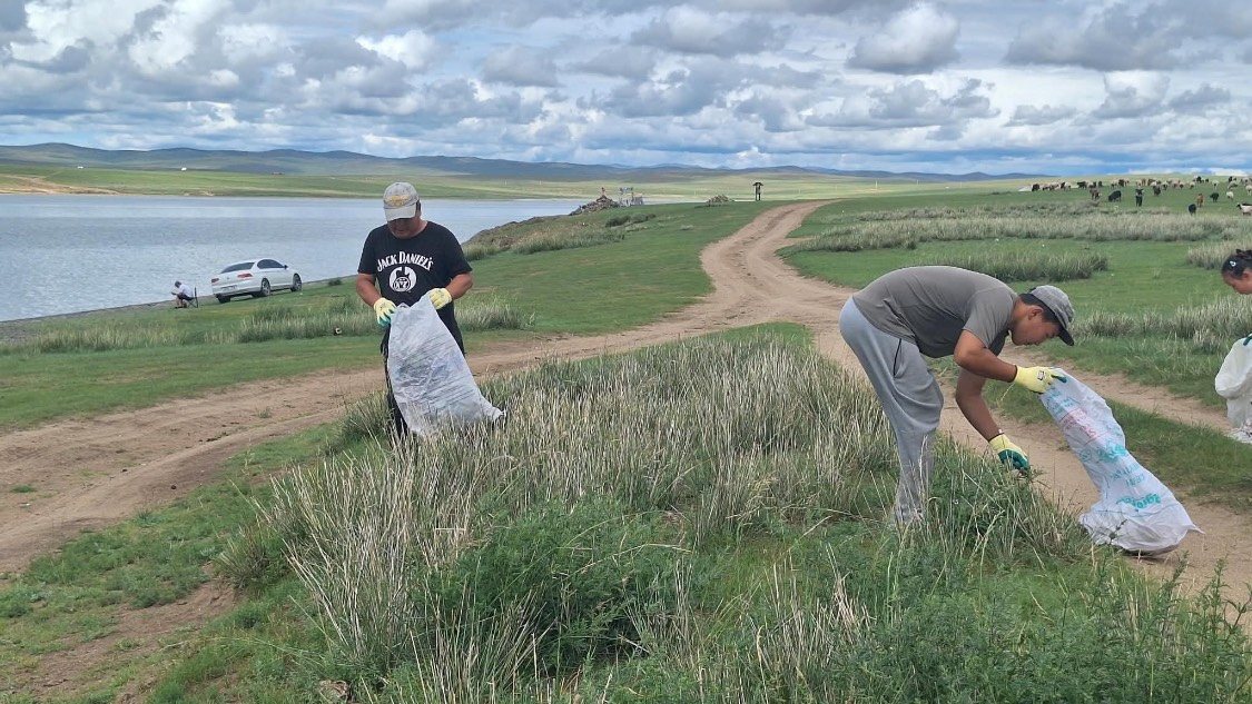 Collecting litter on the steppe by Ugii Lake