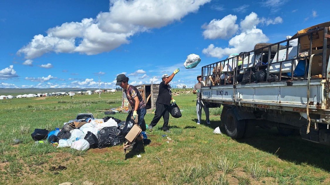 Loading waste from a tourist camp area onto the truck