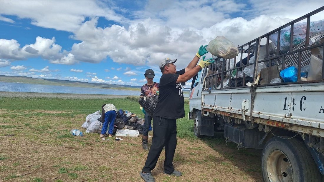 Loading collected waste by Ugii Lake